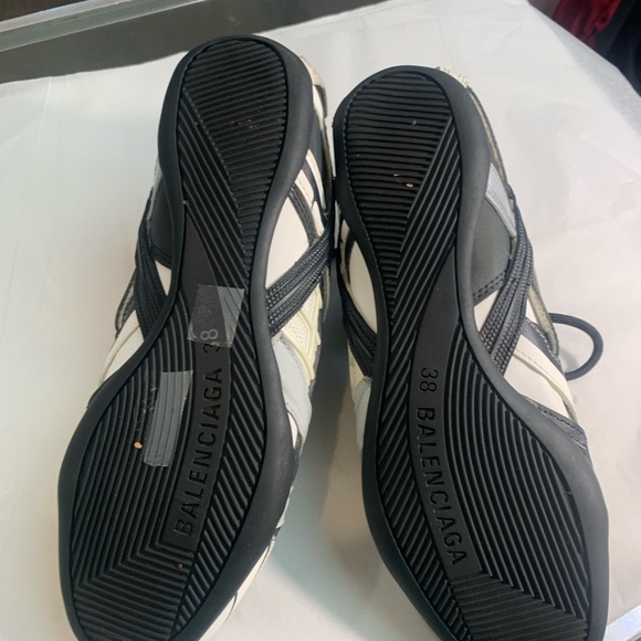 Ladies  Black and White Athletic Shoes size 38 or 7 1/2 - Picture 8 of 9